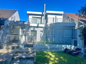 Casa · 198m² · 4 Ambientes · 1 Cochera · Casa Desarrollada en Dos Plantas en Castelar Norte