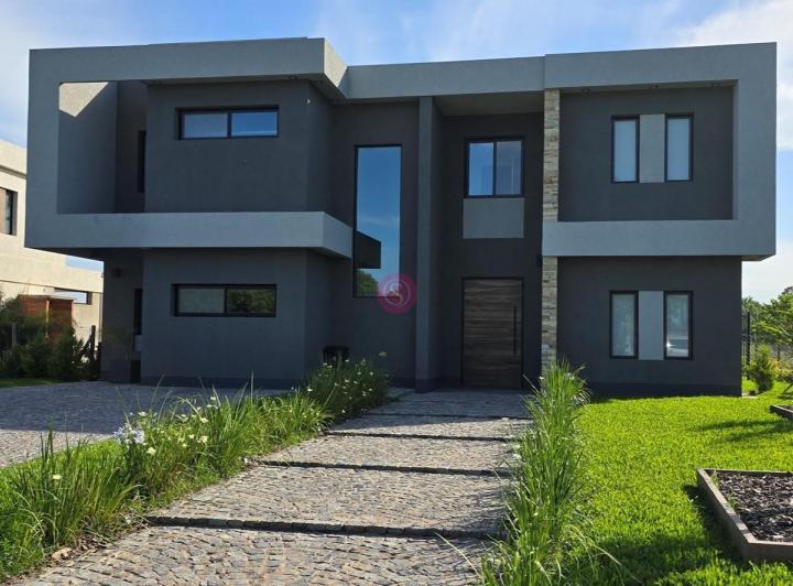 Casa · 280m² · 5 Ambientes
