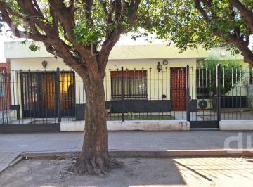 Casa · 253m² · 4 Ambientes · 1 Cochera · Casa de 3 Dorm. en Barrio Ampliación Kennedy