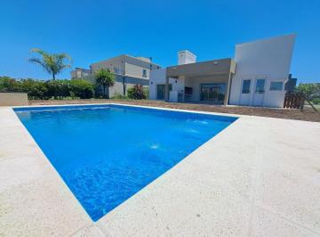 Casa · 171m² · 4 Ambientes · 3 Cocheras · Venta Casa 4 Ambientes a Estrenar. Barrio San Lucas. Pileta. 3 Cocheras. Parrilla