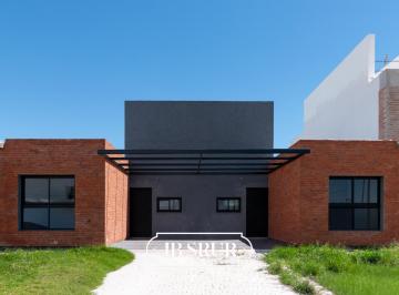 Casa · 70m² · 3 Ambientes · 1 Cochera · Dúplex en Venta de 2 Dorm. en Rincones de Manantiales