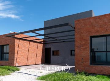 Casa · 70m² · 3 Ambientes · 1 Cochera · Dúplex en Venta de 2 Dorm. en Rincones de Manantiales