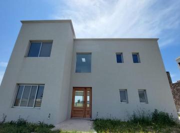 Casa · 161m² · 5 Ambientes · 2 Cocheras · Casa en Venta en Puertos del Lago - Escobar - Zona Norte