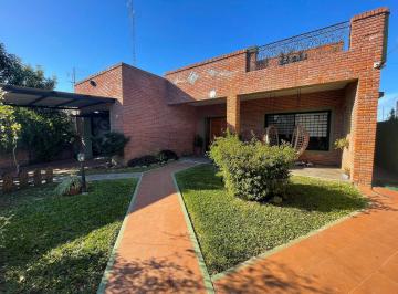 Casa · 256m² · 5 Ambientes · 2 Cocheras · Casa en Venta Céntrica de 3 Dorm. en Carmelo