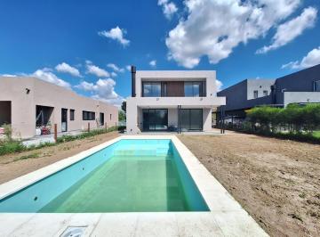 Casa · 188m² · 5 Ambientes · 2 Cocheras · Casa en Venta en Puertos del Lago, Escobar - Zona Norte - Escobar