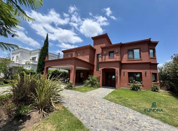 Casa · 371m² · 8 Ambientes · 2 Cocheras · Venta Casa 8 Ambientes a La Laguna Nuevo Quilmes