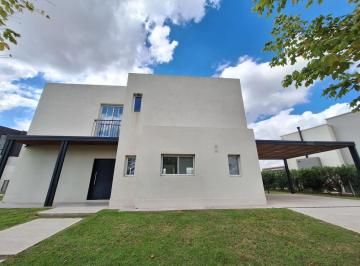 Casa · 180m² · 5 Ambientes · 2 Cocheras · Casa en Venta en El Canton, Golf, Escobar