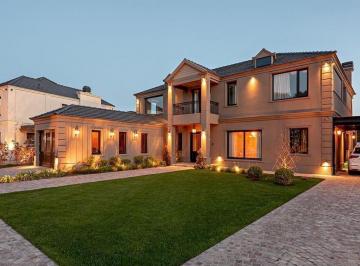 Casa · 361m² · 6 Ambientes · 2 Cocheras · Casa en Rumencó 6 Ambientes - Aquiler Temporario/ Venta