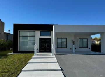 Casa · 220m² · 4 Ambientes · 1 Cochera · Hermosa Casa a La Venta en Lagos de Canning