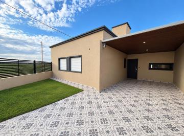 Casa · 82m² · 3 Ambientes · 2 Cocheras · Casa en Alvear