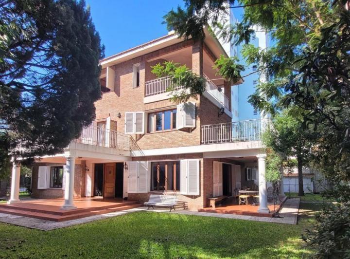 Casa · 633m² · 5 Dormitorios · 2 Cocheras