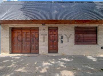 Casa · 166m² · 4 Ambientes · 1 Cochera · Casa en Venta de 2/3 Dorm. con Cochera y Parque en La Plata