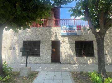 Casa · 180m² · 5 Ambientes · 4 Cocheras · Casa Chalet en Venta en Lanús Este, Lanús, G. B. a. Zona Sur