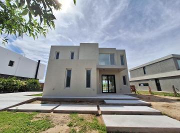 Casa · 147m² · 5 Ambientes · 2 Cocheras · Casa en Casa en Alquiler en El Canton, Golf, Escobar - Zona Norte - Escobar