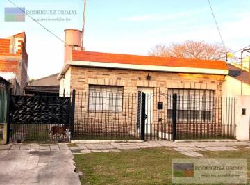 Casa · 233m² · 4 Ambientes · Casa en Temperley de 2 Dorm.!