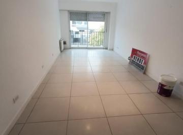 Departamento · 85m² · 3 Ambientes · 1 Cochera · Departamento a La Calle con Balcon Saliente, Cochera Fija y Patio. Muy Buen Estado. Zona: Aldrey