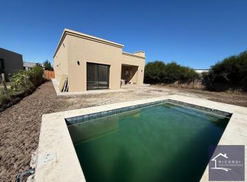 Casa · 150m² · 4 Ambientes · 1 Cochera · Casa en San Ramon, Pilar del Este