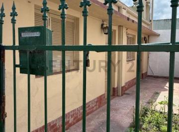 PH · 69m² · 3 Ambientes · 1 Cochera · PH de 1 Dormitorio a Refaccionar en Venta