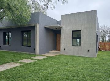 Casa · 190m² · 4 Ambientes · Casa en Santa Elena, Pilar del Este.