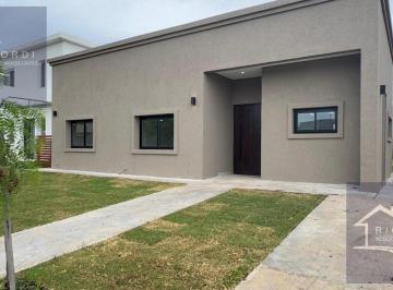 Casa · 140m² · 4 Ambientes · Casa en San Ramon, Pilar del Este