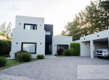 Casa · 238m² · 5 Ambientes · 8 Cocheras · Venta Casa 5 Ambientes de Categoria. Barrio Las Golondrinas