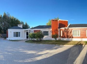 VRG-VRG-196_2 · En Venta Casa en Quintas del Mirador con Pileta, Parrillas y Horno de Barro