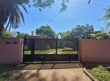Casa de 8 ambientes, Rosario · Casa en Venta en Fisherton con Amplio Jardin, Pileta, Quincho y Garaje.