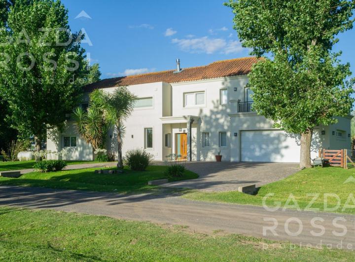 Casa · 320m² · 6 Ambientes · 2 Cocheras