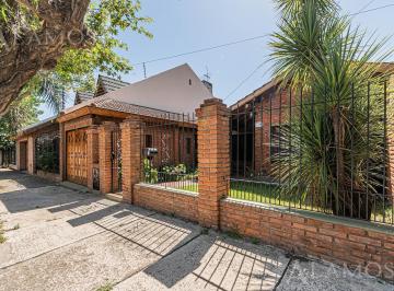 Casa · 120m² · 4 Ambientes · 4 Cocheras · Venta Casa 4 Ambientes Villa Sarmiento Parque Pileta Quincho