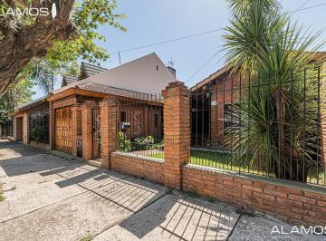 Casa · 120m² · 4 Ambientes · 4 Cocheras · Venta Casa 4 Ambientes Villa Sarmiento Parque Pileta Quincho