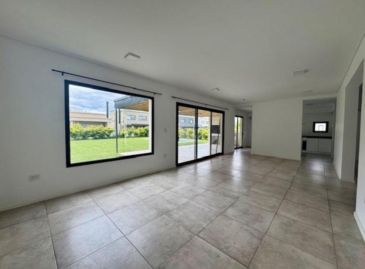 Casa · 200m² · 6 Ambientes · 2 Cocheras