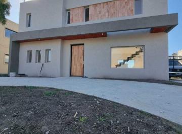 Casa · 140m² · 4 Ambientes · 1 Cochera · Casa en Venta en San Ramón, Pilar del Este, Pilar