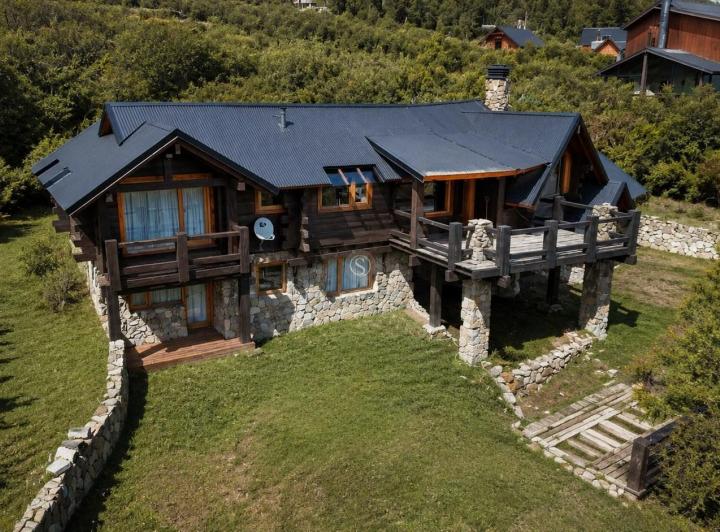 Casa · 220m² · 6 Ambientes · 1 Cochera