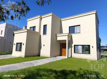 Casa · 172m² · 5 Ambientes · 1 Cochera · Casa Al Agua Canton Norte