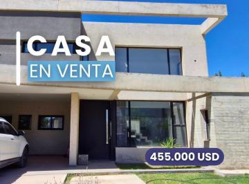 Casa · 209m² · 6 Ambientes · 2 Cocheras · Casa con Piscina en Barrio Cerrado Santa Ángela III | Centenario