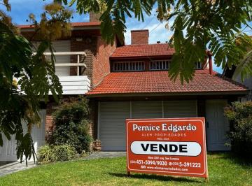 Casa · 255m² · 4 Dormitorios · 2 Cocheras · Venta Chalet 5 Ambientes en Zona San Carlos.