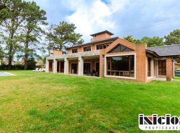 Casa de 4 ambientes, Mar de Ajó · Hermosa Casa en Barrio Exclusivo - C1017