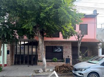 Casa · 310m² · 6 Ambientes · 1 Cochera · Casa con Departamento Independiente en Aniceto La Torre