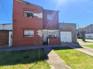 Casa · 140m² · 5 Ambientes · 1 Cochera · Venta Casa Multifamiliar de Tres Ambientes en Wilde Este