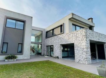 Fondo · Casa en Venta 4 Habitaciones y Pileta