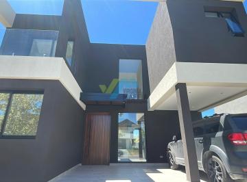 Casa · 273m² · 5 Ambientes · 2 Cocheras · Casa en Venta en Araucarias, Puertos, Escobar