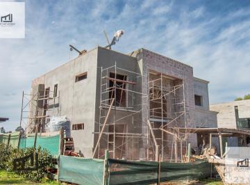 Casa · 360m² · 6 Ambientes · 2 Cocheras · Casa en Rumencó Joven