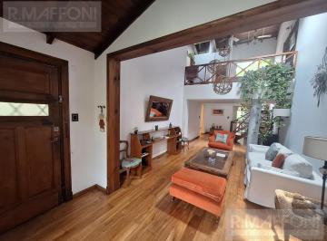 Casa · 204m² · 5 Ambientes · 1 Cochera · Adrogue, Casa en Venta. 5 Ambientes, 3 Dorm.. Cocina Comedor Diario. Fondo Libre.