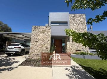 Casa · 229m² · 5 Ambientes · 2 Cocheras · Hermosa Casa de 3 Habitaciones en La Concepcion de Lujan