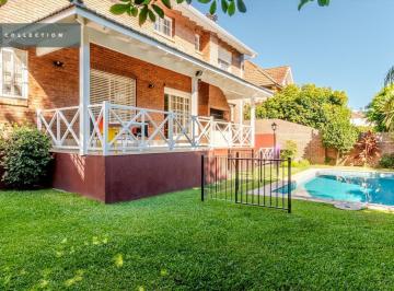Casa · 364m² · 8 Ambientes · 2 Cocheras · Impecable Casa en Venta Ubicada en Martínez con Jardín y Piscina.