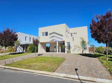Casa · 201m² · 5 Ambientes · 4 Cocheras · Casa en Venta en Costas, Puertos, Escobar