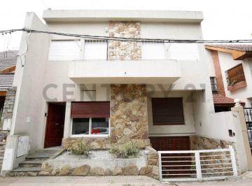 Casa · 184m² · 5 Ambientes · 1 Cochera · Casa en Venta en La Plata con 4 Dorm.
