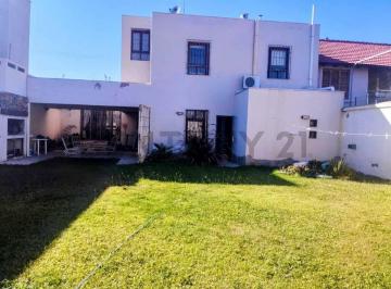 Casa · 209m² · 4 Ambientes · 2 Cocheras · Se Vende Casa. Luján