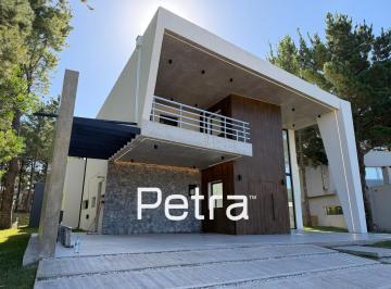 Casa · 214m² · 5 Ambientes · 1 Cochera · Casa en Venta en Costa Esmeralda