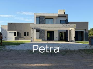 Casa · 306m² · 6 Ambientes · 9 Cocheras · Casa en Venta en Costa Esmeralda. Gas Natural